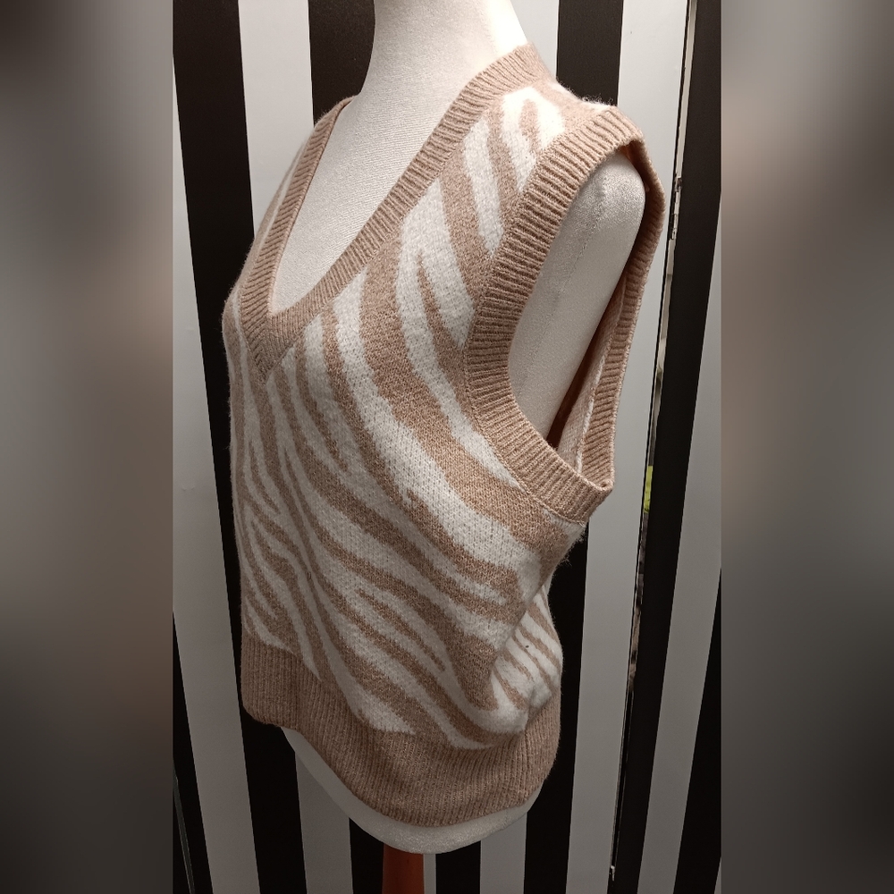 NWT sweater vest - Picture 5 of 9